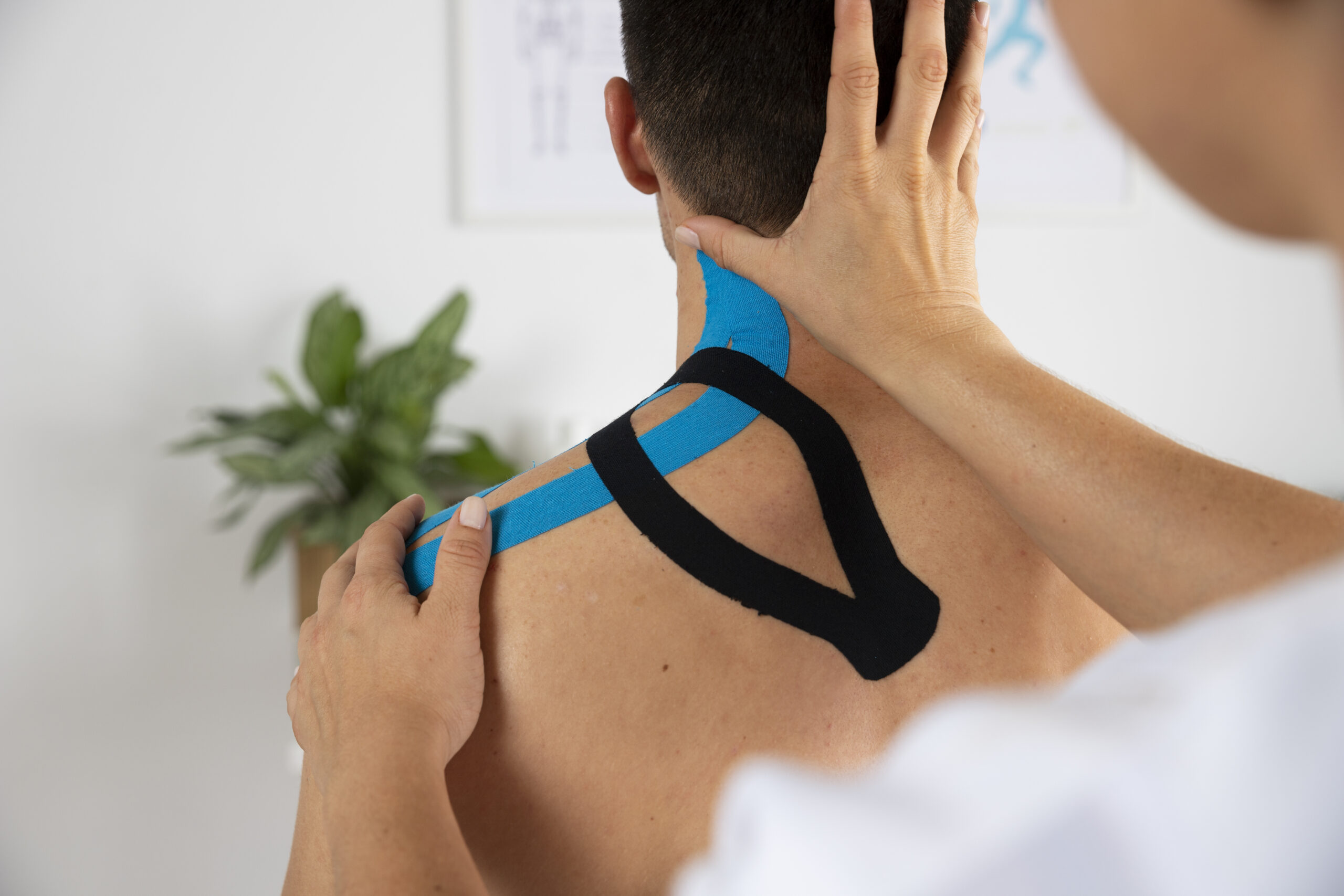 female-physiotherapist-applying-elastic-kinesio taping in mississauga